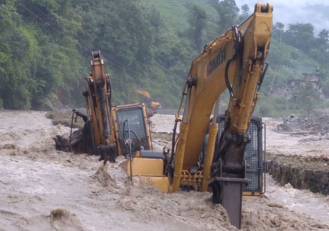 सिन्धुपाल्चोकमा भारी वर्षा : पहिरोका कारण अरनिको राजमार्ग अवरुद्ध, ग्रामीण सडक पनि संचालन हुन सकेन