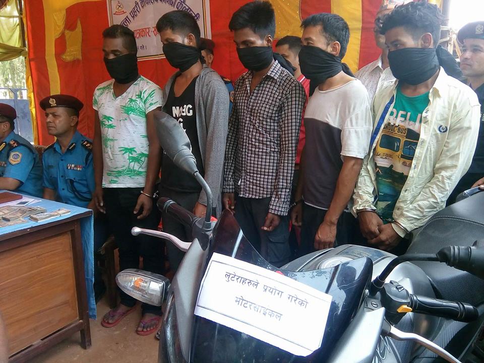 यी हुन् गोली हानेर ९ लाख ५० हजार लुट्ने ५ जना, प्रहरीले गर्‍यो योजनाकारसहितलाई सार्वजनिक