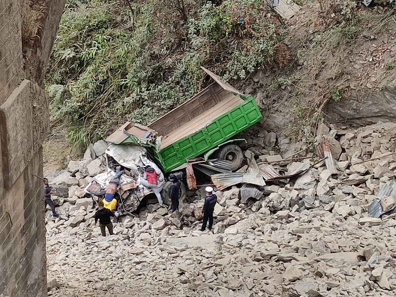 नारायणगढ-मुग्लिन सडकखण्डमा पुलबाट ट्रक खस्दा चालकको मृत्यु