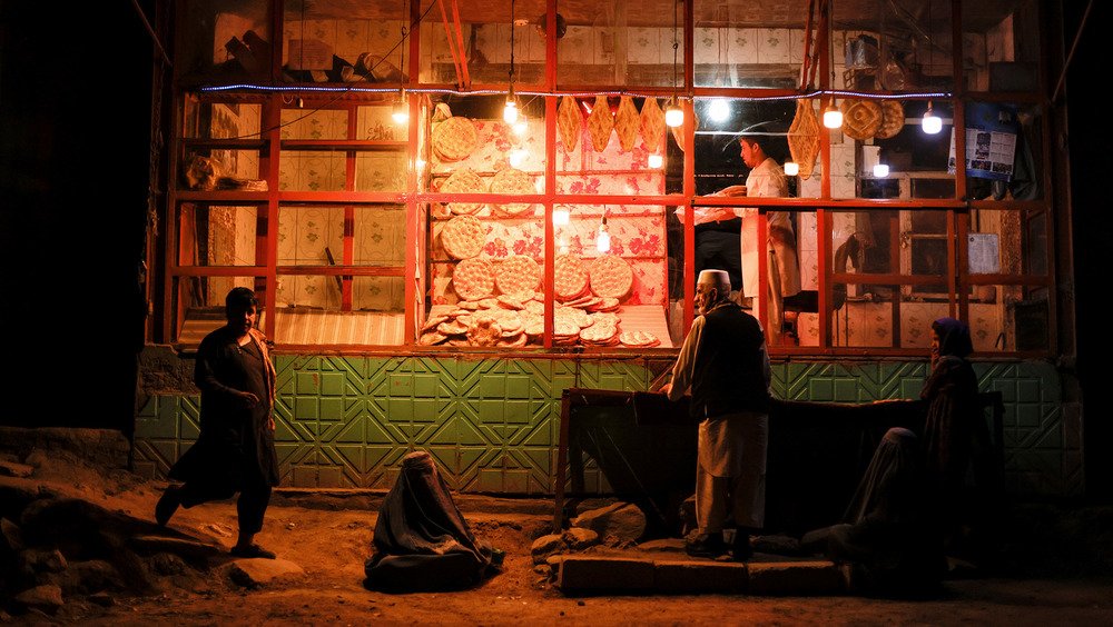 अफगानिस्तानमा खाद्य संकट, खानेकुरा किन्न नागरिकले बेच्न थाले सम्पत्ति