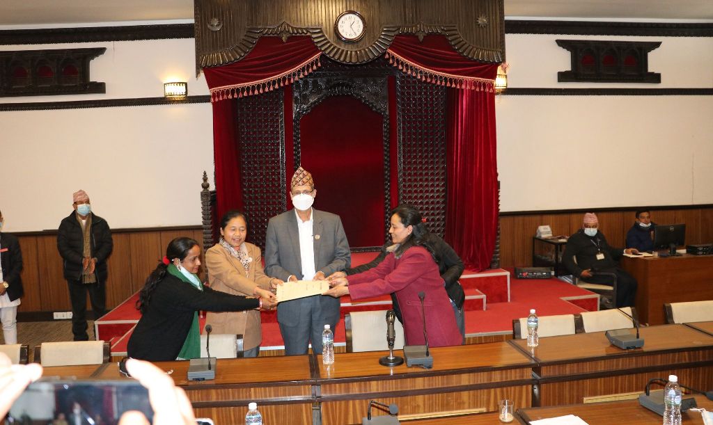 प्रतिनिधिसभा विघटनविरुद्ध परामर्शमा सभामुख सापकोटा, भन्छन्, 'प्रमलाई विघटनको अधिकार छैन'