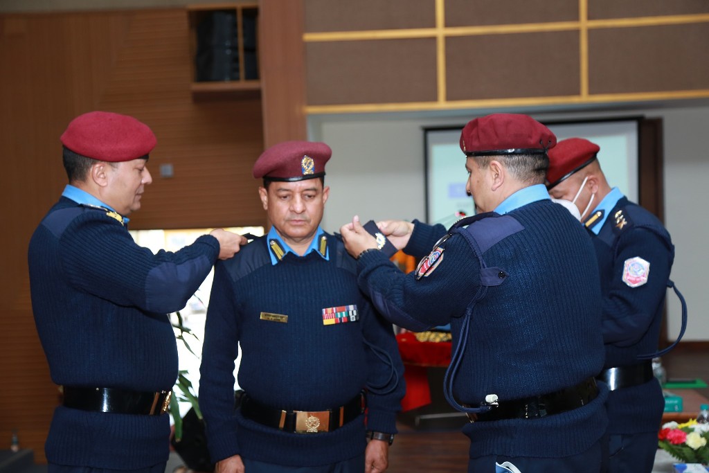 डिआईजीमा बढुवा भएका ९ जनाले लगाए फूली