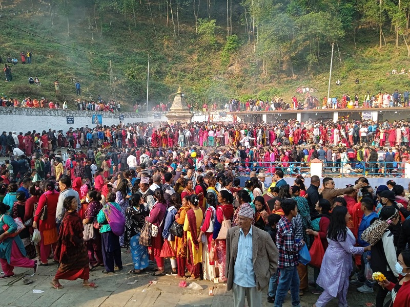 आमाको मुख हेर्ने दिन : चन्द्रागिरिको मातातीर्थ कुण्डमा भक्तजनको घुइँचो