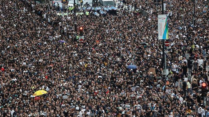 हङकङमा सुपुर्दगी विधेयकको विरोध जारी, प्रदर्शनकारीले रोके चीन जाने रेल