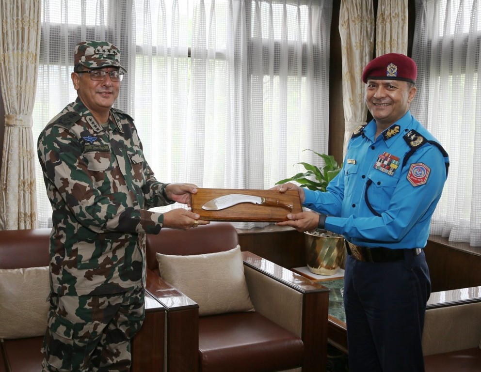 नवनियुक्त आईजीपीलाई प्रधानसेनापतिको ‘गिफ्ट’ खुकुरी, प्रहरी हेडक्वार्टरमा दुई संगठनको सहकार्यबारे छलफल