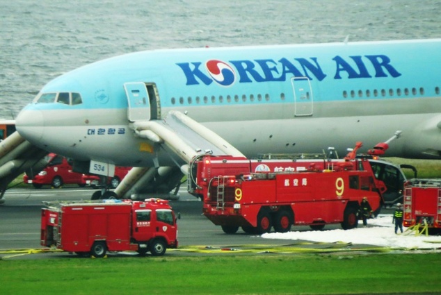 कोरियन एयरको इन्जिनमा आगो लागेपछि विमानबाट निकालियो ३ सय यात्रु र क्रु