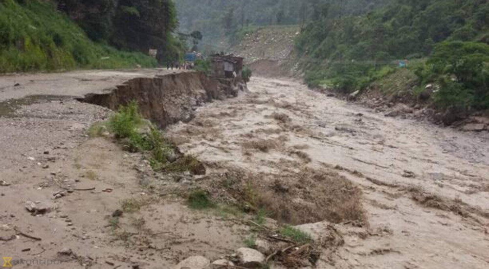 सुकुर्दुङ खोलाले १० घर बगायो, एकको शव भेटियो, १२ जना वेपत्ता