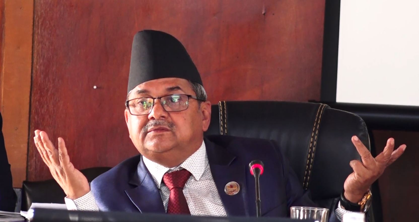 सांसद बिडारीको प्रश्न : स्वास्थ्य मन्त्रालयको प्रवक्ताले जे पनि भन्न पाइन्छ? सिकिस्त भए मात्र आउ कहिले लक्षण देखिए नी आउ