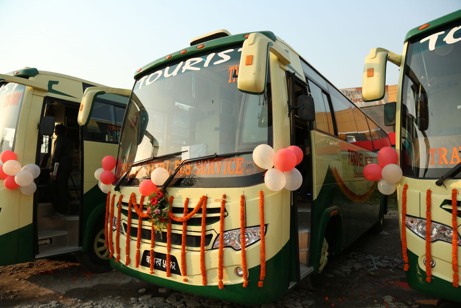 बसभित्रै 'स्मोकिङ जोन', जहाजमा झैं खाना खाने टेबुल : सुविधायुक्त बस काठमाडौं, पोखरा र लुम्बिनीमा