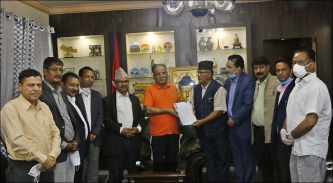 यातायात व्यवसायी र मजदूरलाई प्रचण्डले भने : राहतका लागि पार्टी र सरकारसँग छलफल गर्छु