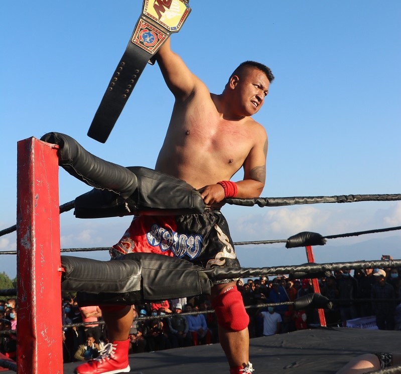 हाइ अल्टिच्युड राष्ट्रिय रिङ रेस्लिङ च्याम्पियनसिपको हेभी वेटतर्फको उपाधि चट्टानलाई