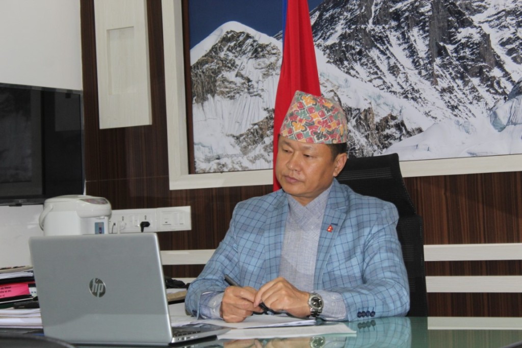 यातायात व्यवसायीलाई मुख्यमन्त्री राईले भने, ‘सवारी चलाउँदा स्वास्थ्यसम्बन्धी सजगता अपनाउनुस्’