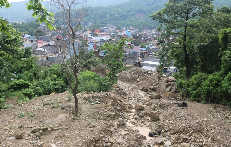 ‘जब आकाश गर्जिन्छ, अनि मन तर्सिन्छ’ : बस्ती पुरै सारियो गरिएन नामसारी, शहरीकरण बढ्दै जाँदा पहिरोको बढ्यो जोखिम