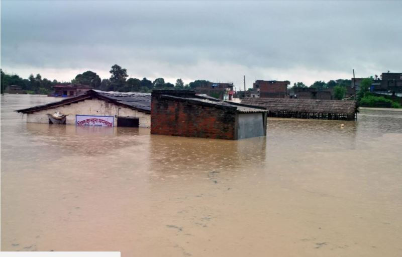 प्रधानमन्त्री र मन्त्रीहरु राहतसहित बाढी प्रभावित क्षेत्रमा जाँदै