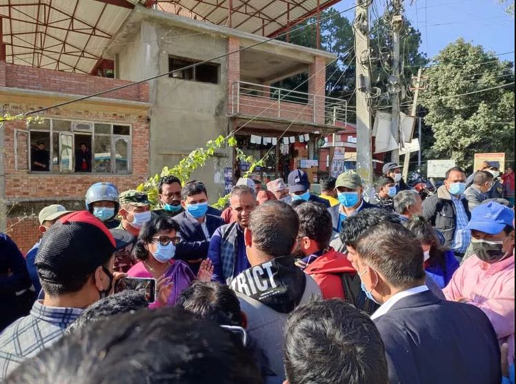 नगरकोट पुग्ने सडक निरीक्षण गरेर फर्किन लागेकी मन्त्री रेणु यादवलाई जब स्थानीयले घेरे...