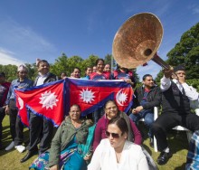 स्कटल्यान्डसँगको खेल हेर्न कर्नाल बोकी नेपाली समर्थक मैदानमा नाच्दै