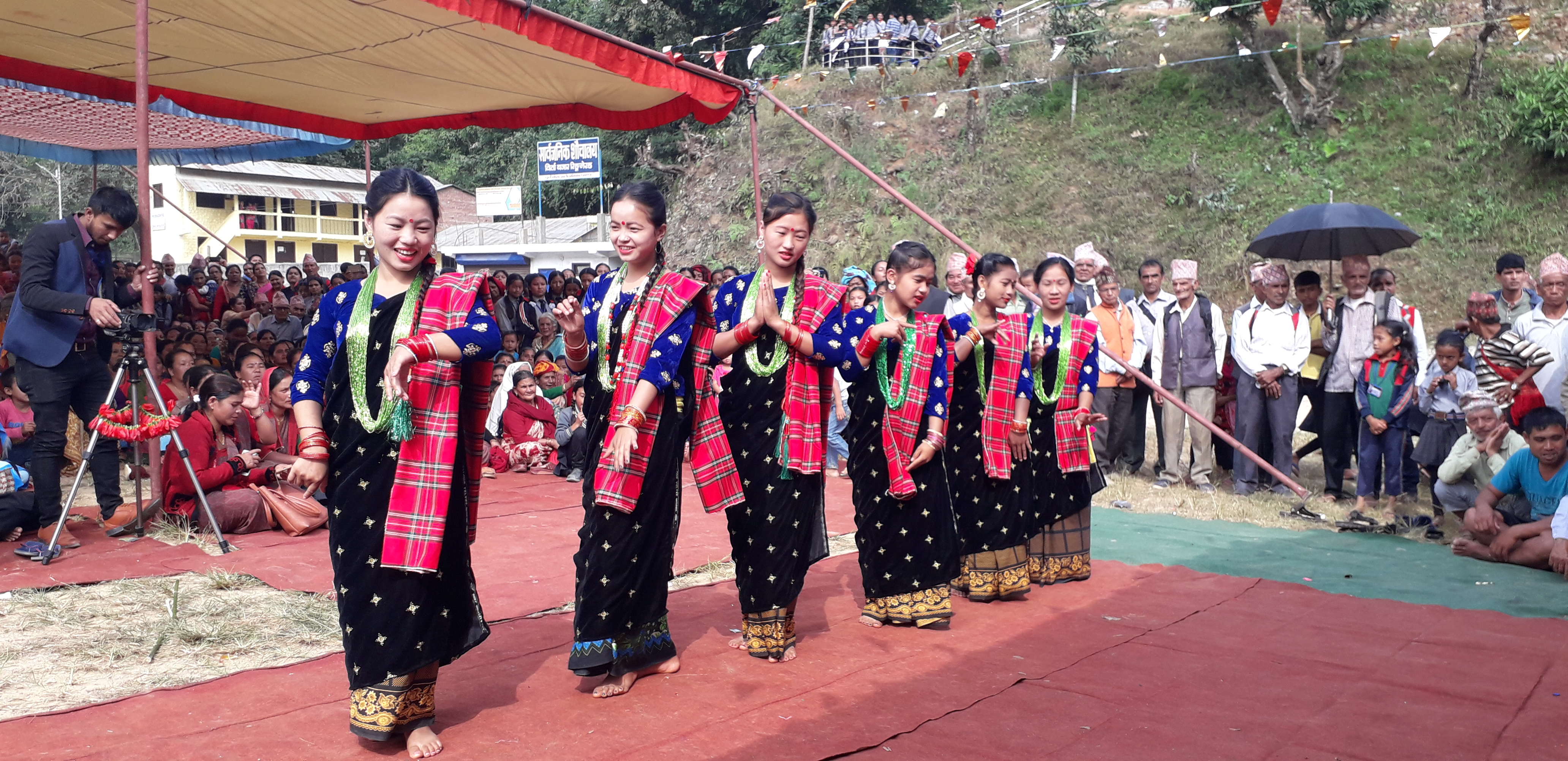 गाउँघरमा गुञ्जिन छाडे लोक दोहोरी भाका, कलाकारलाई प्रतिभा गुम्ने चिन्ता