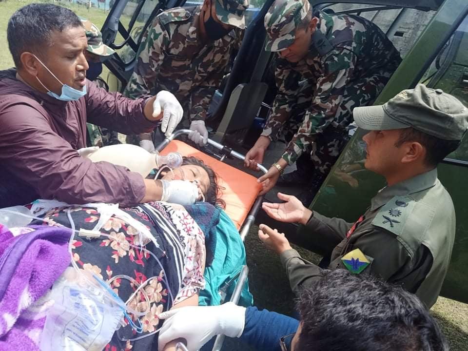 महाकालीमा बगेकी महिलाको जिवितै उद्धार, नेपाली सेनाको हेलिकोप्टरबाट कोहलपुर लगियो