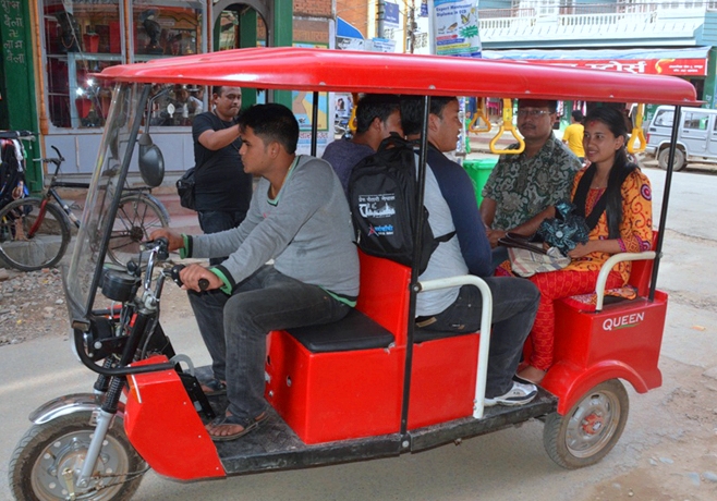 कागजातबिनै चलाइएका विद्युतीय रिक्सा सञ्चालनमा रोक