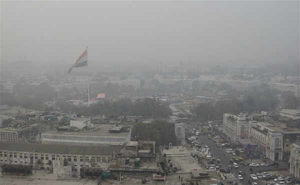 नयाँदिल्लीमा बाक्लो हुस्सुका कारण हवाई र रेलसेवा फेरि अवरुद्ध