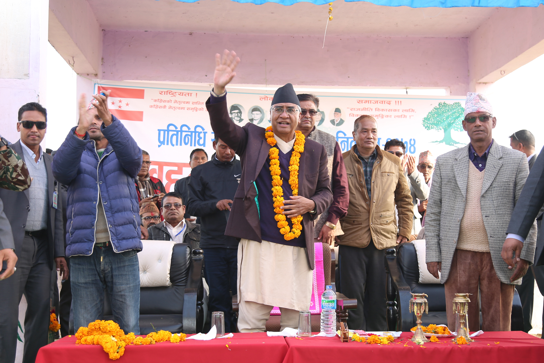 प्रधानमन्त्रीको प्रश्नः लोकतन्त्र रोज्ने की अधिनायकवाद ?