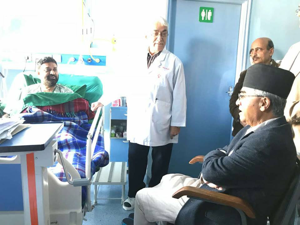 प्रधानमन्त्री देउवाले निधिलाई भेटेर स्वास्थ्य लाभको कामना गरे