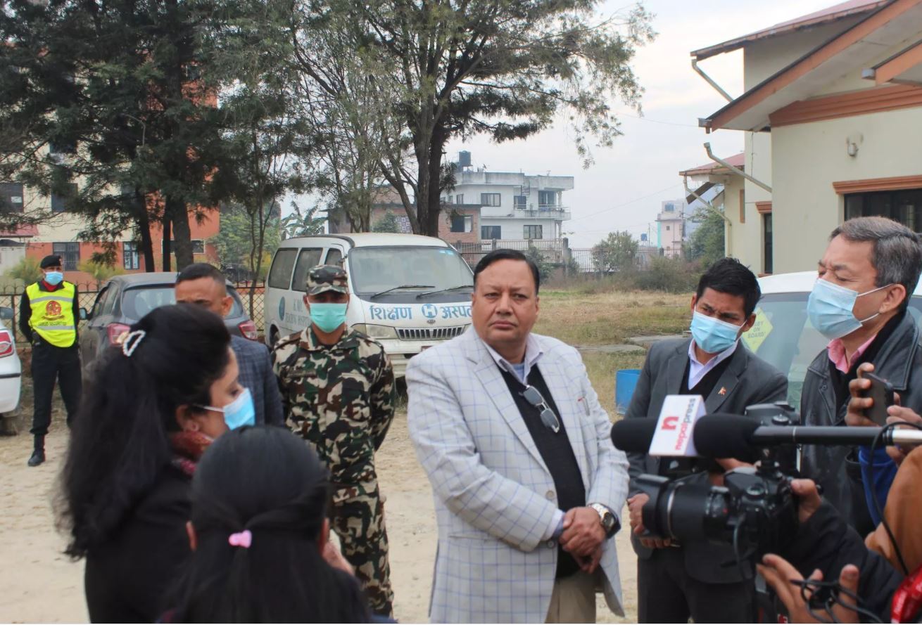 भोलिसम्मको 'अल्टिमेटम' दिँदै शिक्षा मन्त्रीले केएमसीका प्रिन्सिपललाई भने : बढी शुल्क नलिएको कुरा वार्ताको टेबुलमा प्रमाणित गर्नुस्