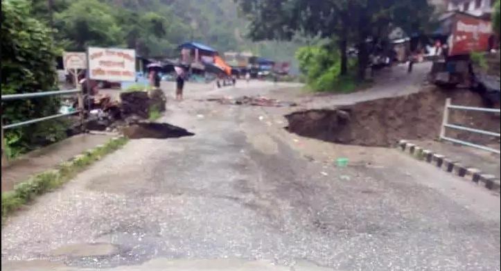 धादिङमा बाढीले पुल छेउमा कटान गर्दा सडक अवरुद्ध, पृथ्वी राजमार्गको ठाउँ ठाउँमा पहिरो