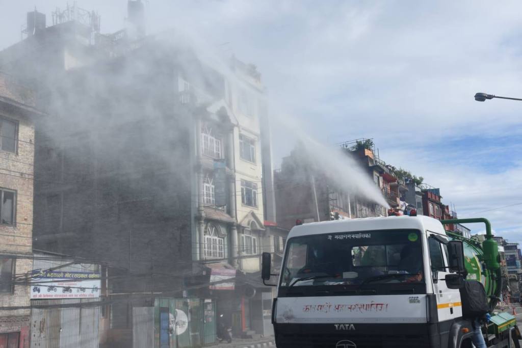 संक्रमण देखिएको र जोखिमयुक्त ठाउँमा डिसइन्फेक्टेन्ट छर्किँदै काठमाडौं महानगर