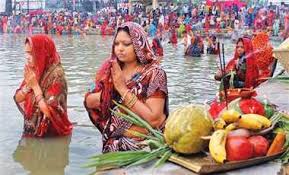 छठको तेस्रो दिन अस्ताउँदो सूर्यलार्इ अर्घ अर्पण गरी मनाइयो