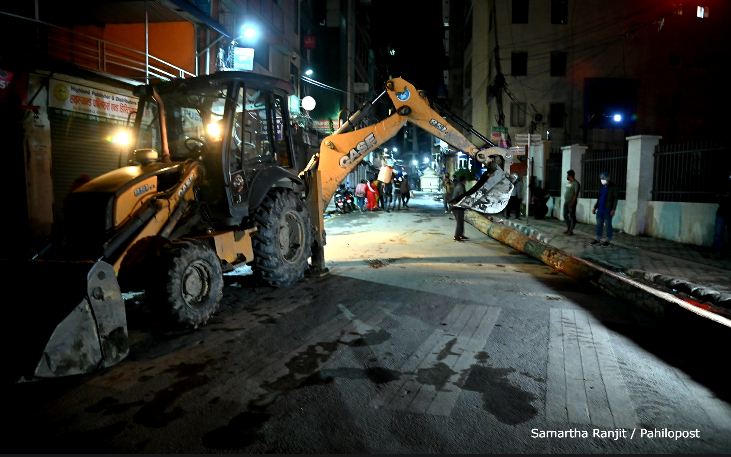 भक्तपुरबाट डोजरले तानेर भोटाहिटी पुर्‍याइयो इन्द्रजात्राको य:सिं