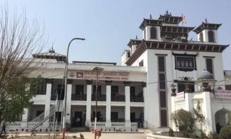 निर्वाचन आयोगले सोध्यो एमाले अध्यक्ष ओली र पाँच दैनिक पत्रिकासँग २४ घण्टे स्पष्टिकरण 