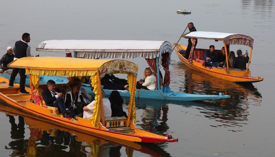 विशेषाधिकार खोसेपछि कश्मीरमा पहिलो पटक विदेशी अनुगमन, इयुका सांसदहरुको श्रीनगरमा अवतरण 