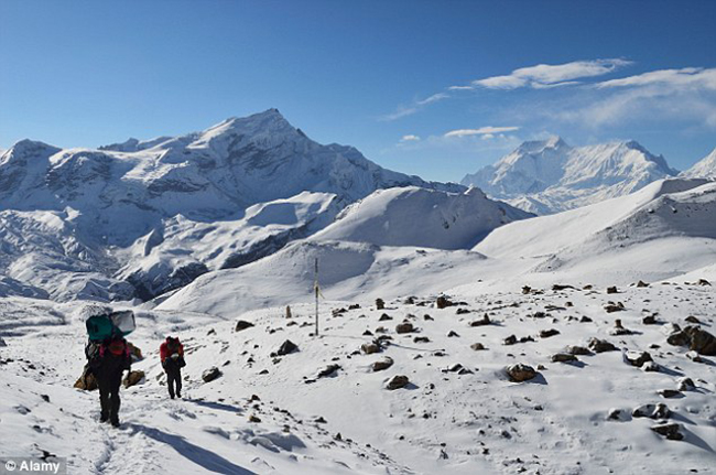 हिउँ पर्‍यो, पढाई रोकियो : परीक्षा पनि लिन भ्याएनन् धेरैले