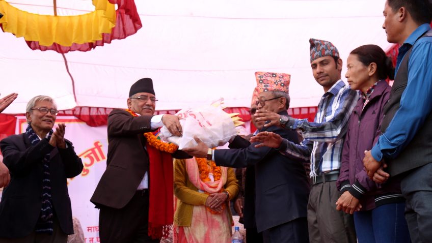 चितवनका १६० सुकुम्बासी परिवारलाई प्रधानमन्त्रीले दिए लालपूर्जा
