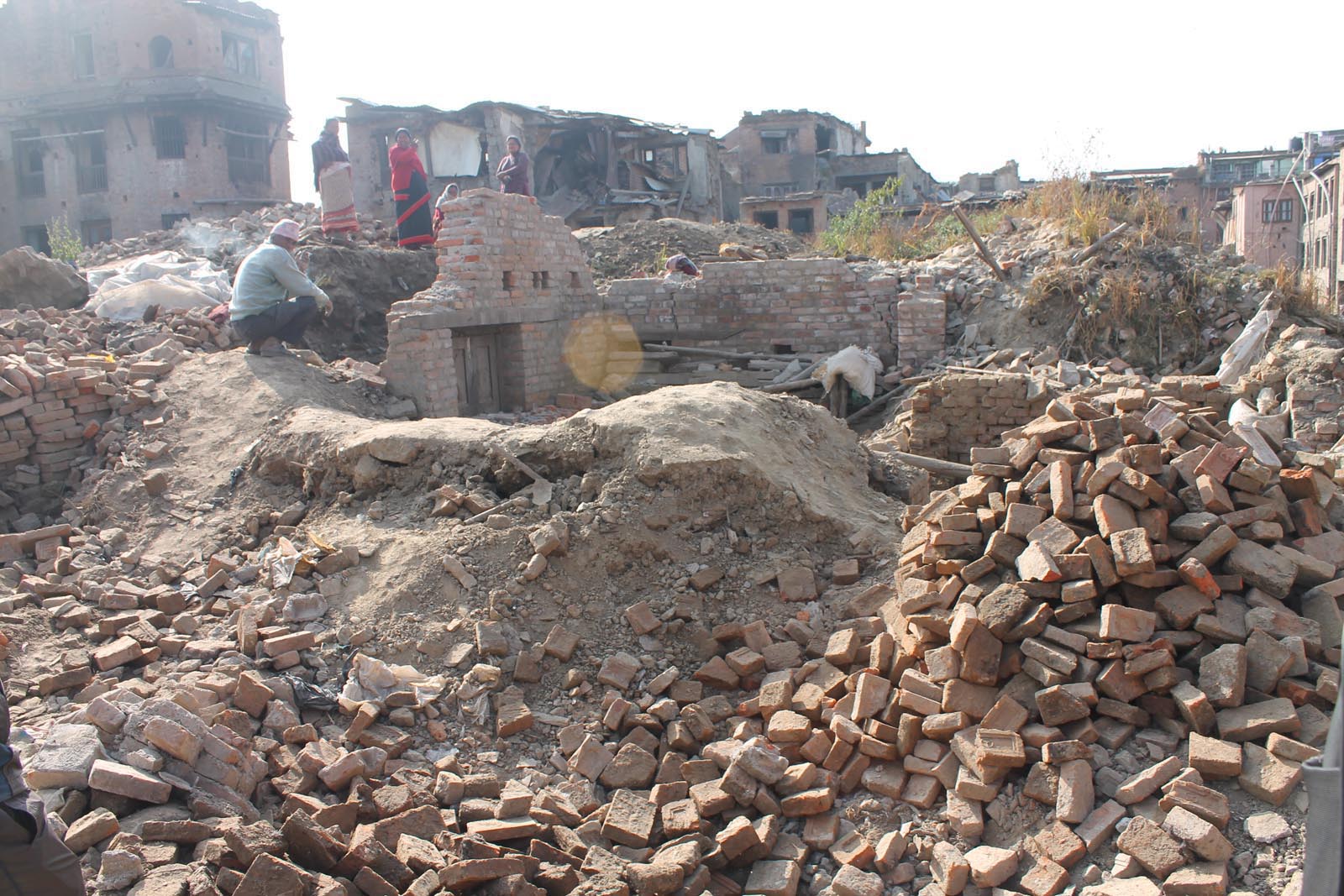 धमाधम अनुदान फिर्ता गर्दै पर्वतका भूकम्पपीडित, पूर्ण क्षतिको सूचीमा परे पनि किस्ता बुझ्नै झन्झट