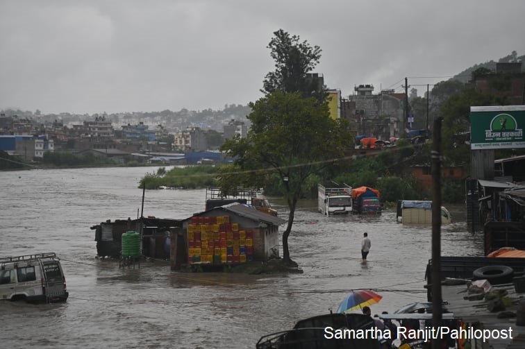 भीषण वर्षाले काठमाडौंका नदी आसपास जलमग्न, बाढीले डुबानमा परेको विष्णुमति र बल्खु क्षेत्र यस्तो देखियो