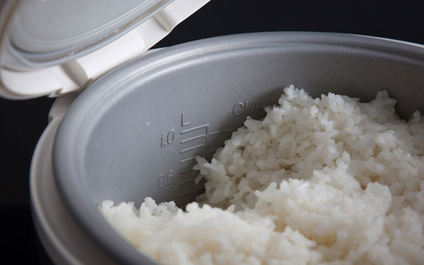 राइसकुकरमा भात छड्किँदा बत्ती जान्छ? यस्तो उपाय गर्नुस् जसबाट अधकल्चो खान पर्दैन