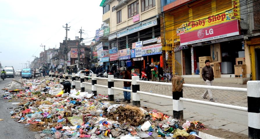 ​बाटोमा जथाभावी फोहर फाल्ने २४ जना पक्राउ