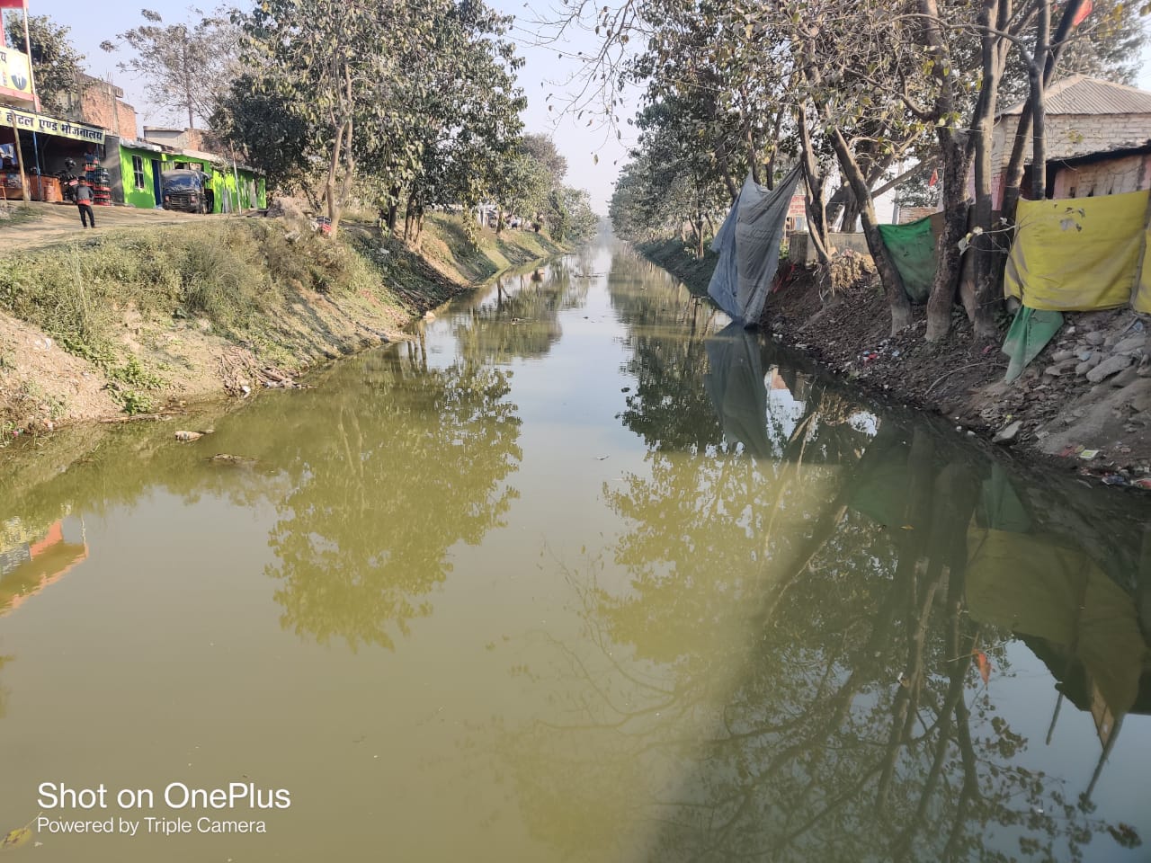 गण्डक नहरको पानी पर्साका दुईवटा खोलामा झारिँदै