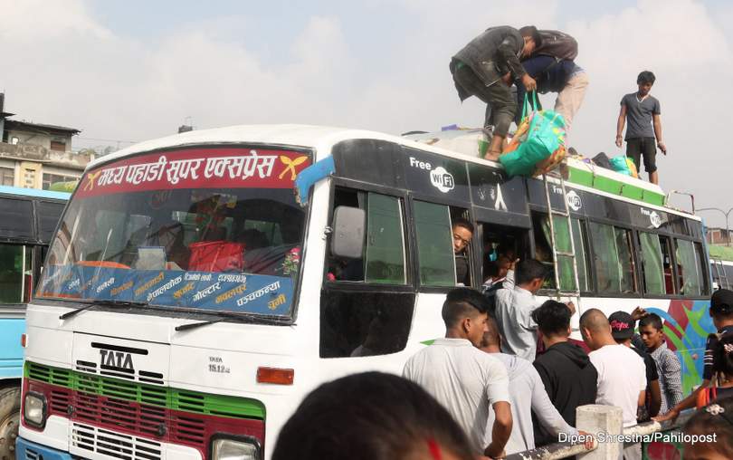 दशैँका लागि उपत्यकाबाट बाहिरिने यात्रु बढे, दैनिक एक लाखभन्दा बढी बाहिरिँदै