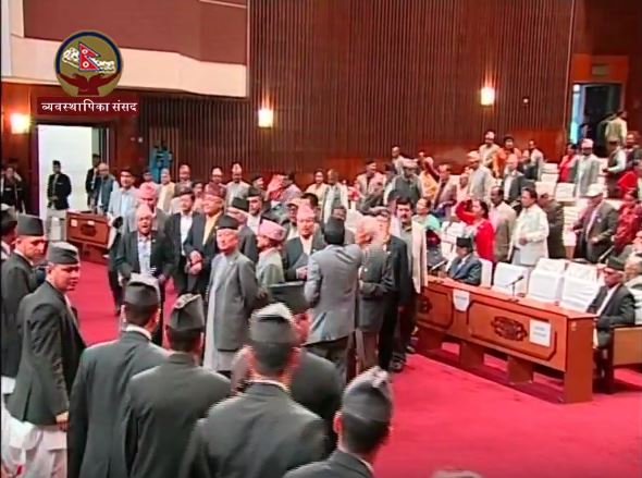 संसद्‍मा महाभियोग प्रस्ताव टेबल हुँदा एमालेसहित विपक्षीको नाराबाजी र वेल घेराउ, हेर्नुस् भिडियो