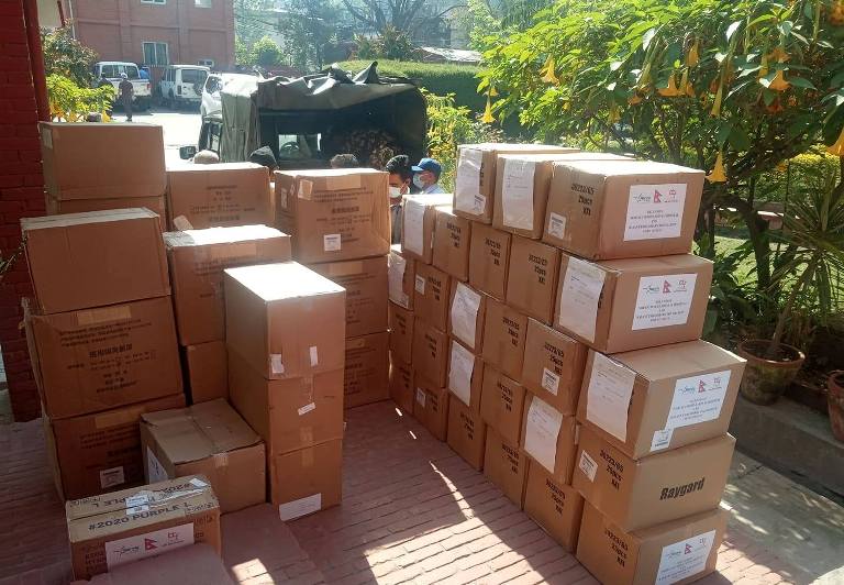नर्भिक अस्पतालले सरकारलाई दियो ६० लाखको स्वास्थ्य सामग्री, मन्त्रीले भने: निजी क्षेत्रको सहयोग आवश्यक