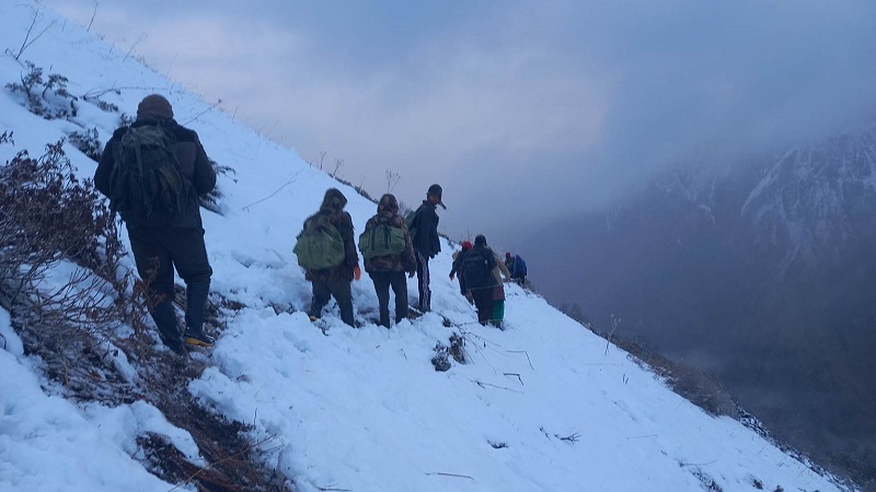 दार्चुला हिम पहिरो अपडेट : भारतीय सडक प्रयोग गरी तीन जनाको शव खलङ्गा ल्याइँदै, दुई जना अझै बेपत्ता