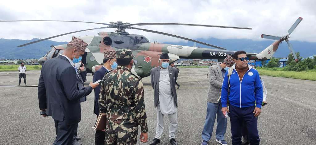 हेलिकोप्टरमा राहत सामग्री लिएर गण्डकीका मुख्यमन्त्री मनाङतिर, दीपक मनाङे पनि उडे