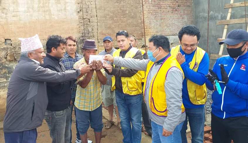 लायन्सकर्मीद्वारा गणतन्त्र दिवसमा भूकम्प पीडितलाई आर्थिक सहयोग