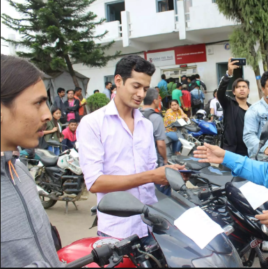 चोरीकाे माेटरसाइकल सवारी धनीलार्इ फिर्ता