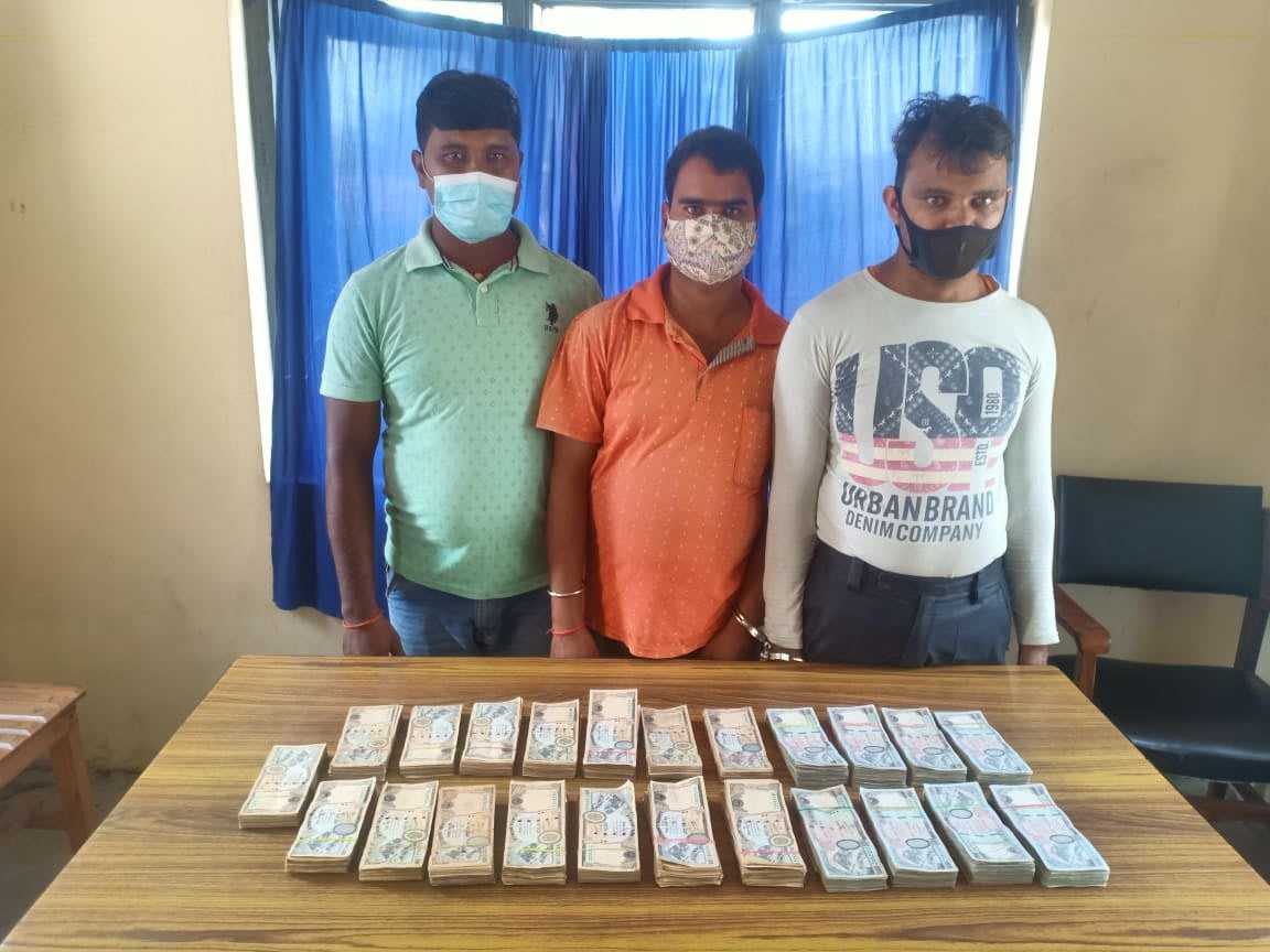 रक्सौलबाट हेलमेटमा स्रोत नखुलेको साढे १५ लाख लुकाएर वीरगंज आउँदै गर्दा तीन जना पक्राउ
