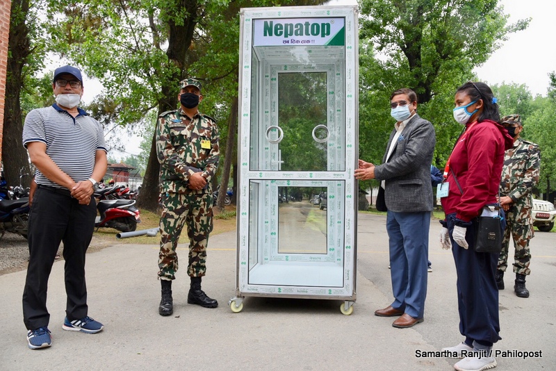सांसद श्रेष्ठद्वारा रेञ्जर रेजिमेन्टलाई पीपीई बुथ हस्तान्तरण