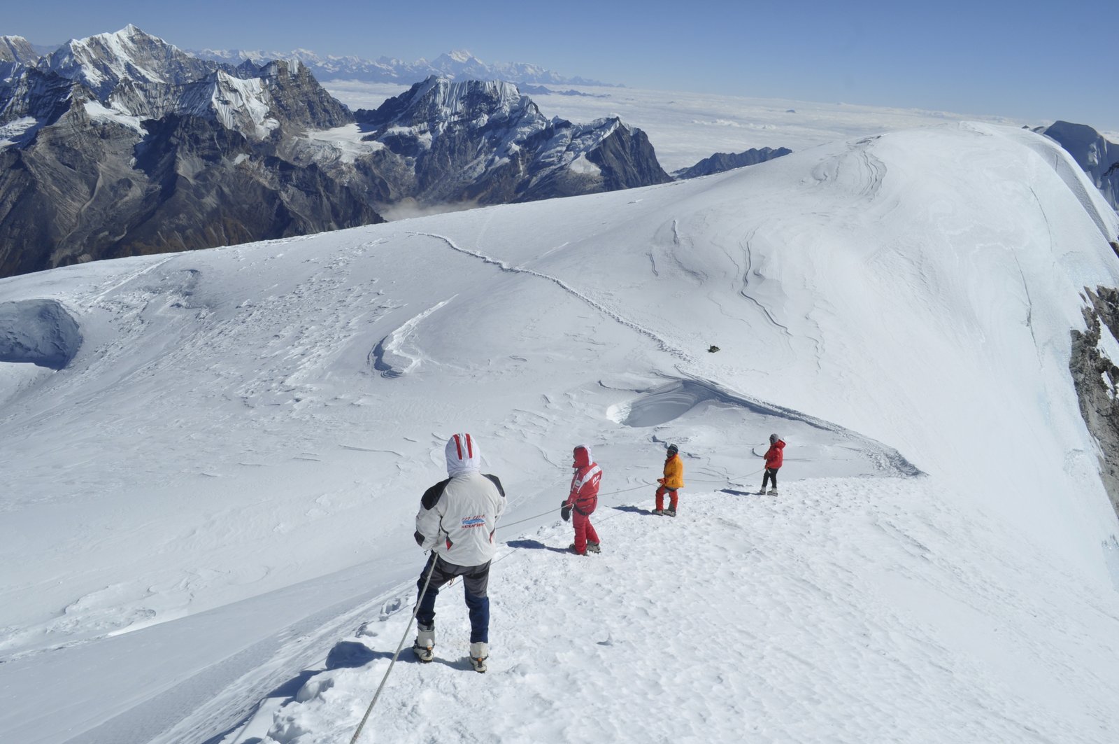 मेरा पिकमा फसेका दुई टोलीको उद्धार, एकजना अझै बेपत्ता